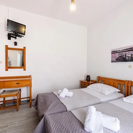 艾斯特里亚公寓酒店 5* Páros