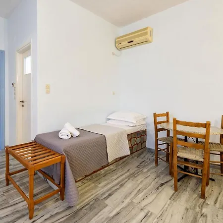 艾斯特里亚公寓酒店 5* Páros