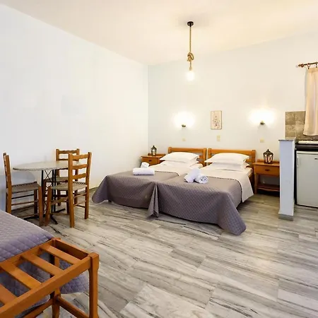 艾斯特里亚公寓酒店 5* Páros